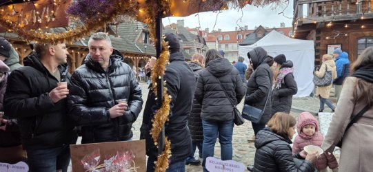 Członkowie Stowarzyszenia DĄB na Jarmarku Bożonarodzeniowym w Biłgoraju