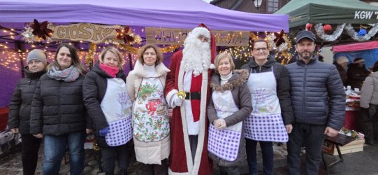 Członkowie Stowarzyszenia DĄB na Jarmarku Bożonarodzeniowym w Biłgoraju