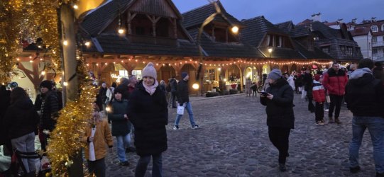 Członkowie Stowarzyszenia DĄB na Jarmarku Bożonarodzeniowym w Biłgoraju