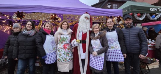 Członkowie Stowarzyszenia DĄB na Jarmarku Bożonarodzeniowym w Biłgoraju